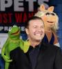 Ricky Gervais and Miss Piggy at event of Muppets Most Wanted (2014) FZtvseries