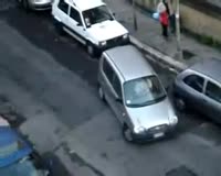 Zamob A woman try parking her car