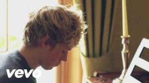 Zamob One Direction - Behind the scenes at the photoshoot - Niall