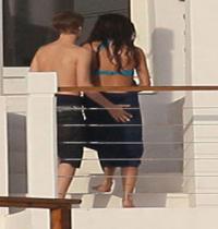 Zamob Justin Bieber and Selena Gomez kissing 01