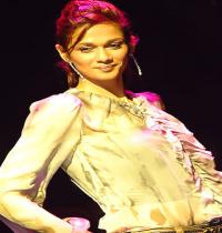Zamob Kavita Kaur modelling on stage