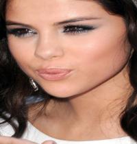 Zamob Selena Gomez Sending Kiss
