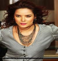 Zamob Udita Goswami doing dance with catch up other boyes at upside